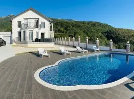 Rezidenca Dozhlani with Private Pool & Yard