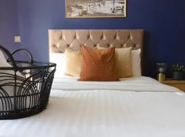 Central 1BR - Balcony, Parking & Walk to Bullring