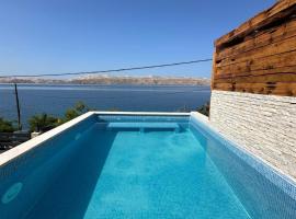 Beachfront Villa Amfora with Pool, hotel a Karlobag