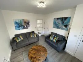 Brand New High Spec House with Parking & Wi-Fi By Home Away From Home - B
