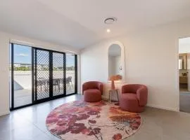 New Luxury Spacious private rooftop hilltop view 2BD
