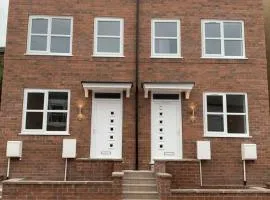 3 Bedroom New House with Wi-Fi Sleep 5 By Home Away From Home -B