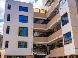 Pine 2 bedroom apartment with a pool