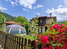 Къщи за гости Тепавица - Pool & Coworking, hotelli kohteessa Tryavna