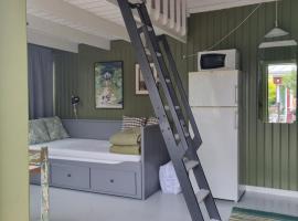 Lindeborgs tr&auml;dg&aring;rdsrum, hotel para golfe em Tv&aring;&aring;ker