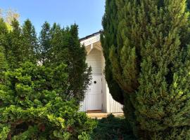 FeWoHuett - Ferienhaus in den Hüttener Bergen, hotell i Brekendorf