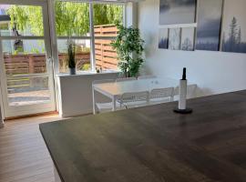 Bøtø strand ferielejlighed 2, hotell i Marielyst