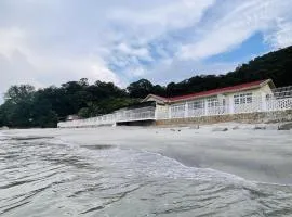Beachfront Family Bungalow with Seaview Pool, KTV, Pool, PS5, Speaker System, BBQ & more!!