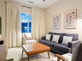 Unbeatable Location Golden Condo - Walk Everywhere, hotel v destinaci Golden
