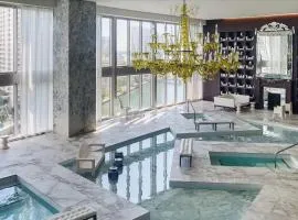Large Suites in Hotel W with bay views