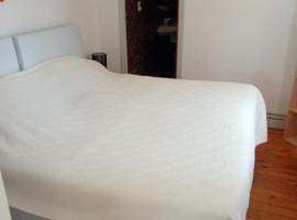 Studio et espace vert et terrasse, ξενοδοχείο σε Saint-Alban-sur-Limagnole