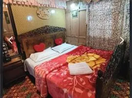 Houseboat young Minar