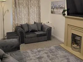Cosy three bedroom spacious house with parking and Wi-Fi for 7guests