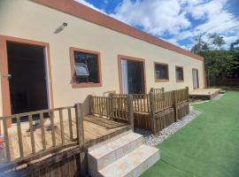 Ocean Wave Chalets Unit 1, hotel i Hibberdene