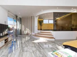 Moderan apartman s hidromasažnom kadaom