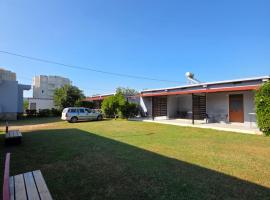 HOLIDAY HOME、ドゥラスのホテル