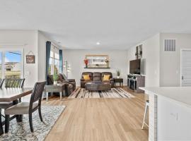 Modern, newer home, King bed, near Indianapolis，Pendleton的飯店