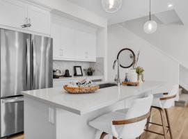 New Luxury Sleeps 7 AC Double Garage, casa de campo em Edmonton