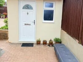 The Garden Studio - Private Detached Studio with Ensuite Cozy and Self-Contained