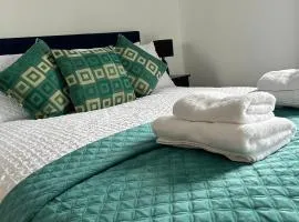 Elegant Modern 2-Bed Apartment steps from Belfast City Centre