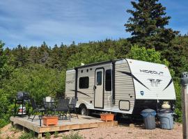 Moceanset Getaways - Elegant, Ocean, Mountain and Sunset Views "Camping Experience", hotel v destinaci Dingwall