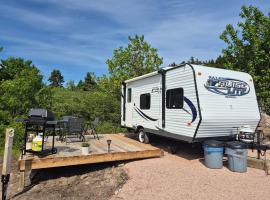 Moceanset Getaways-Beautiful Ocean, Mountain & Sunset Views, "Camping Experience", kemp v destinaci Dingwall