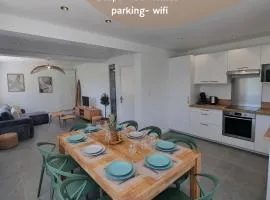 Maison familiale - 10pers - 3 étoiles - lumineuse et cosy - draps et serviettes inclus - parking - La Torche 9 min