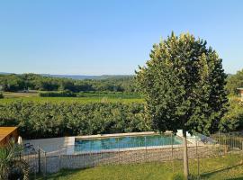 Gite au calme, sur domaine vinicole avec piscine chauffée partagée idéal rando et vélo, hotel in Mormoiron