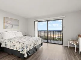 Yellow Sunshine Oceanfront Townhouse Private Balcony