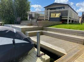 Tattershall Lakes Jet Ski Lake 3 Bedroom Cabin with Private jet ski dock, Hotel in Tattershall