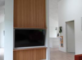 Spacious family house outside and inside, hotel v destinaci Løsning