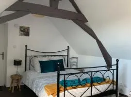 Chambre chaleureuse avec accès indépendant et sanitaires indépendants
