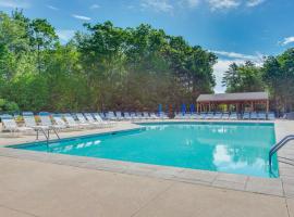 2026 Summer Cottage Sleeps 6, 2 Bedrooms Sun Room Jaccuzi 1 Mile to Beach!