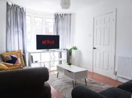 Modern 3BR Home - Free Wifi - Parking - Nr Coop Live Area & Etihad - Sleeps 7