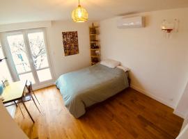 Chambre plein sud proche du pont de l'ile de Ré, hotel in La Rochelle