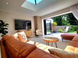 Modern Luxury Home with Spacious Garden close to Warner Bros Studio, pet-friendly hotel in Abbots Langley