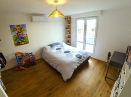 Chambre vue sur jardin proche du pont de l'ile de Ré, hotel in La Rochelle