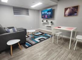 Entire basement suite in Bonavista，溫尼伯的便宜飯店