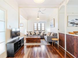 Scarness Cottage - Serene Queenslander by the Sea, ξενοδοχείο σε Scarness