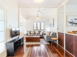 Scarness Cottage - Serene Queenslander by the Sea