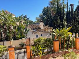 Elegant Suite Near Sea and Port Banus, hotel in Estepona