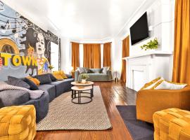 Spacious 5-BD Large Group Retreat with Hot Tub, hotel v destinaci Detroit