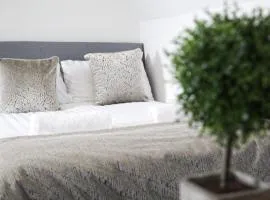 SHM Stays Solihull HS2 NEC Airport Nr M6 M40 M42 Great for Long & Short stays 15 min walk to Train Station 5 min drive to Town Centre outside Bus Stops & Supermarket Free Parking