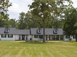 Gorgeous 10 Acre Modern Farmhouse & Private Pond