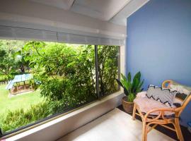 Perfect Pet Friendly South Coast Beach Getaway, hotel in Maloney's Beach