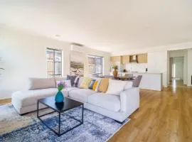 Modern 4BR near Parks & Shops Family Friendly