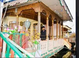 Houseboat young Minar