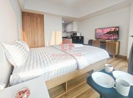 Cozy Studio South Gate Apt with Pool, Gym, Wi-Fi by 2ndHome، فندق في جاكرتا