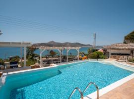 Blue Dolphin Antiparos Family Pool, hotel with hot tubs in Agios Georgios