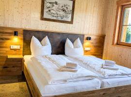Gemütliche Chalets & Ferienhäuser mit Sauna am Ferienhof Schiegl im bayrischen Wald, Hotel in Brennberg